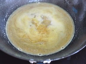 加入水，一直搅拌，直到咖喱块完全融化。