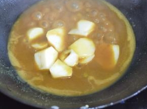 放入蒸熟的土豆。