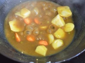 最后放入胡萝卜，搅拌至汤汁浓稠即可。