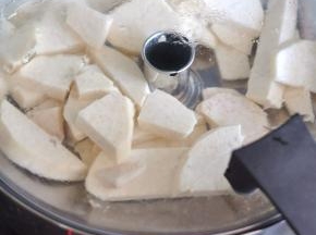 芋头上锅蒸熟。