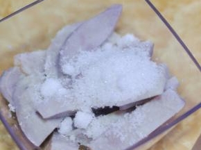 蒸好的芋头，趁热加入糖。