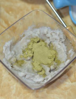 加入绿茶粉拌匀。