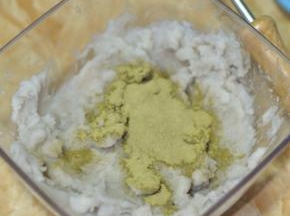 加入绿茶粉拌匀。