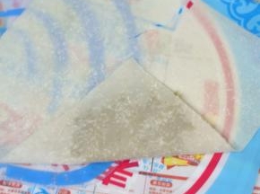 然后将底部折起包住馅。