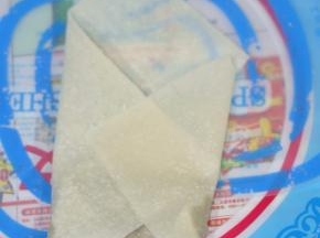 左右折回来，最后将有馅的一边由下至上卷起。