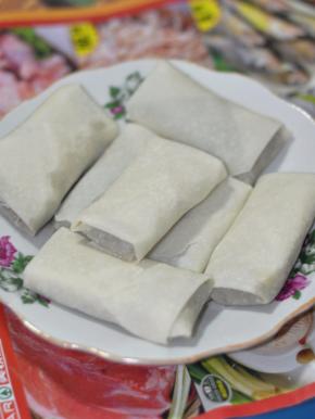 封口处用少许水蘸湿粘好。