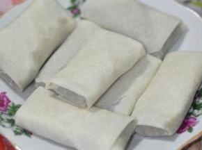 封口处用少许水蘸湿粘好。