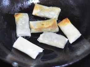 锅里倒入油，煎至两面金黄即可。