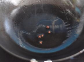 锅里倒入油，放入花椒炸香。