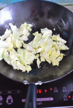 放入包菜翻炒。