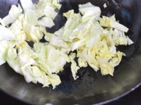 放入包菜翻炒。