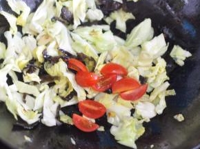 加入切瓣的圣女果。