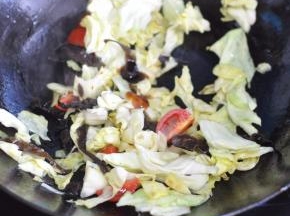 最后加入盐和蚝油。