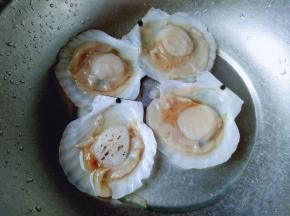 新鲜的扇贝，买时让店员给撬开的。