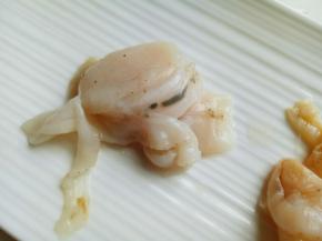 将扇贝肉取下来，做清洗，去掉黑的内脏。