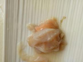 去掉鳃，像眼毛状的黄色部分，(不讲究的也可以不去掉。)
将扇贝肉洗干净，淋干水份备用。(可以取一个碗把扇贝肉放进去，加入清水，加一点盐，用筷子顺时针轻轻的搅拌，这样会洗掉泥沙，再清水冲洗干净)