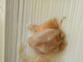 去掉鳃，像眼毛状的黄色部分，(不讲究的也可以不去掉。)
将扇贝肉洗干净，淋干水份备用。(可以取一个碗把扇贝肉放进去，加入清水，加一点盐，用筷子顺时针轻轻的搅拌，这样会洗掉泥沙，再清水冲洗干净)