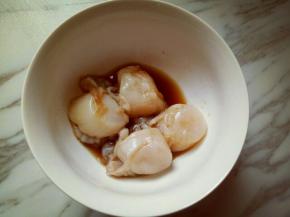 取一个碗，将洗干净的扇贝肉放入碗里，加料酒，生抽，盐，