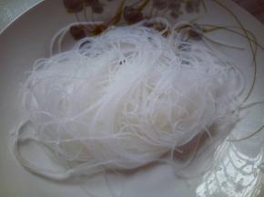 龙口粉丝温水泡软，大概10分钟左右，捞出淋干水份。