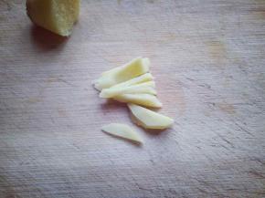 姜去皮切丝。