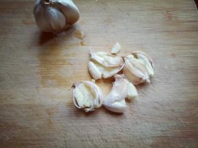 蒜拍碎，再切末。