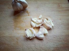 蒜拍碎，再切末。