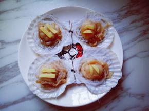 把切好的姜丝摆在扇贝上。