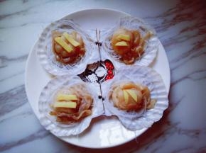 把切好的姜丝摆在扇贝上。