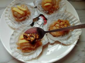 把蒜泥汁用小勺子盛出放在每个扇贝的肉上。