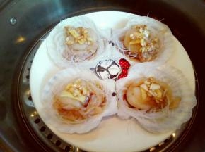 锅中放入冷水，大火烧开，放入扇贝，隔水蒸5分钟即可。