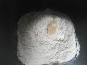 将所有材料除黄油以外，按照先液体后干粉的顺序放入厨师机（面包机），放入冰箱冷藏30分钟