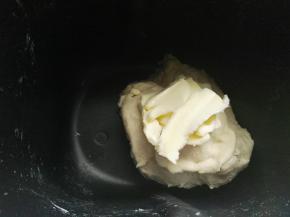 面团揉至光滑，加入切小块的黄油继续揉