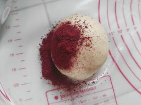 揉好的面团按照6:4:5的比例将面团分成三份。6:4:5=（红色，白色，绿色）面团比例。取最大比例面团加入红曲粉，揉至光滑即红色面团做好，盖上保鲜膜发酵。