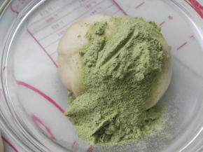 取占比5的面团加入大青若叶粉，揉至光滑即作为西瓜表面层