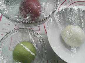 三种颜色的面团分别放入三个容器中发酵至两倍大