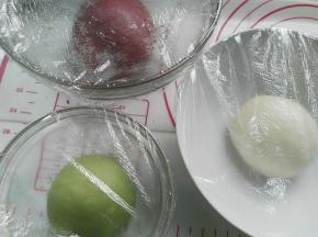三种颜色的面团分别放入三个容器中发酵至两倍大