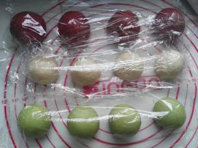 将三种面团各自平均等分为4等份