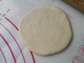 取一白色面团擀成一张大圆形
