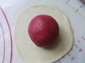 将红色面团包入白色面团中。