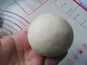 白色面团收口收紧，朝下