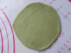 取一绿色面团擀圆，适量大就可以了