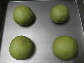 白色面团收口朝上包好，收紧口朝下，依次做好