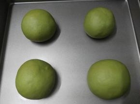 白色面团收口朝上包好，收紧口朝下，依次做好