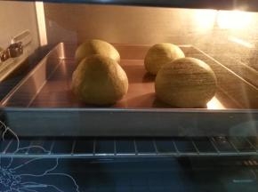 放入烤箱发酵，下面放一盆水