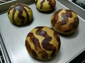 用软毛刷在冷却的西瓜表面画上西瓜的纹路，西瓜就做好了，虽然西瓜皮由绿色变成了黄色，权当新品种吧，哈哈哈，味道还是不错的哦