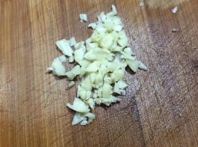 蒜头切碎。