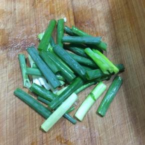 香葱洗净切段。