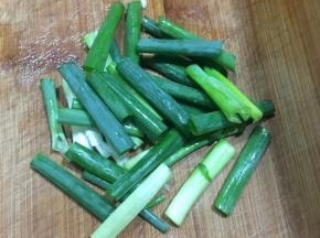 香葱洗净切段。