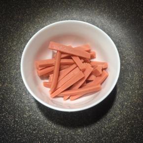 火腿肠切细条。