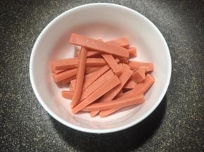 火腿肠切细条。